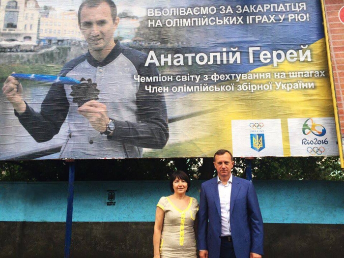 Закарпатці висловлюють свою підтримку ужгородському спортсмену, фотографуючись на фоні білборду