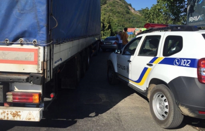 Вантажівка врізалась в іномарку на посту ДАІ на в'їзді в Мукачево
