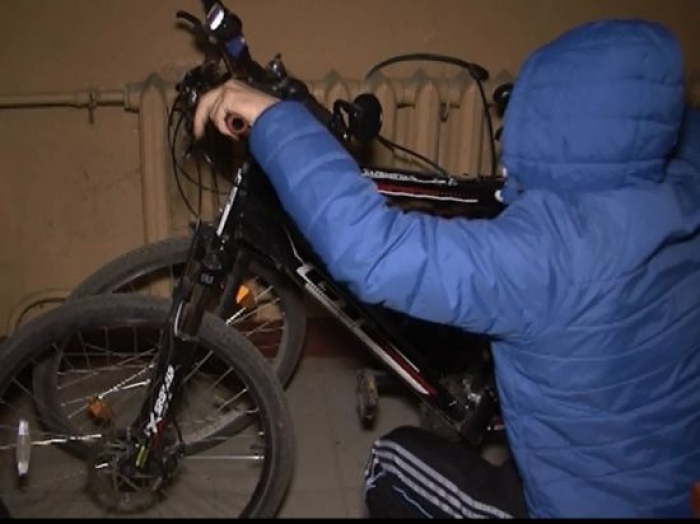 Правоохоронці встановили особу юнака, який вкрав відразу два велосипеди в Ужгороді