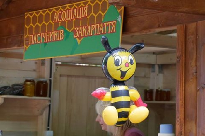 В обласному центрі Закарпаття триває міжнародний медовий фестиваль