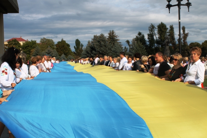 В Ужгороді розгорнули рекордний жовто-блакитний стяг (ФОТО)
