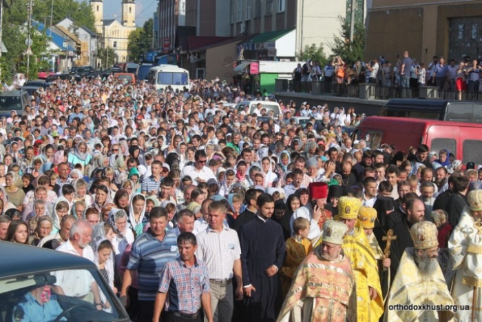 Хресний хід у Хусті зібрав двісті священиків і кілька тисяч вірян