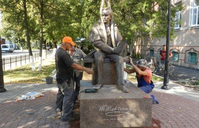Пам’ятник Шевченку в Берегові вже почали встановлювати