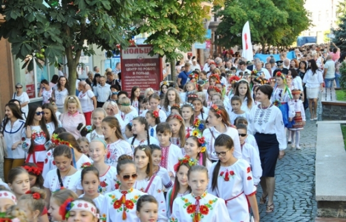 У Мукачеві сотні людей у вишиванках пройшли центром міста