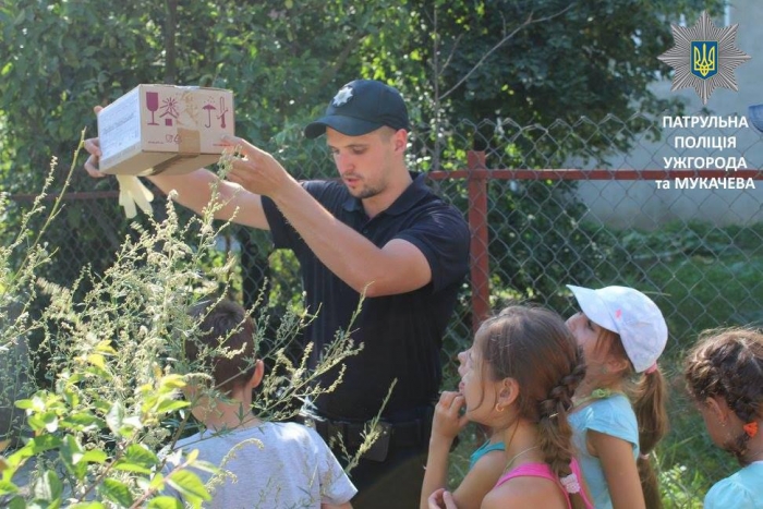 Ужгородські діти разом з патрульними шукали "злочинця" з коробкою цукерок