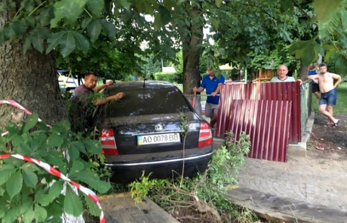 Суд допитав свідків у справі екс-інспектора ДАІ, котрий п’яним протаранив паркан дитсадка в Ужгороді