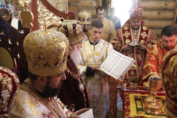Патріарх УПЦ КП Філарет на Закарпатті нагородив загиблих учасників АТО