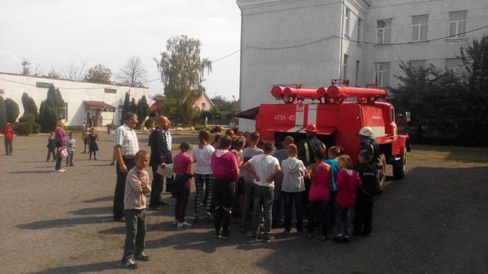 Дітей у Солотвині рятувальники закликали триматися якнайдалі від проваль