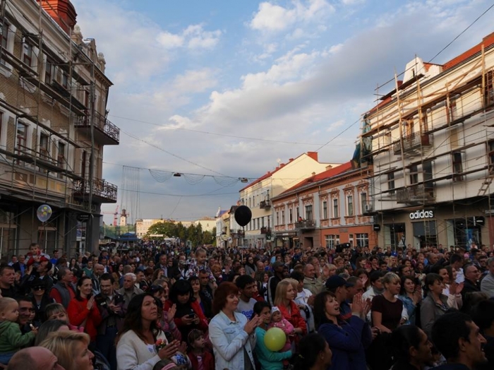Вечірній святковий концерт в Ужгороді зібрав повну площу Петефі