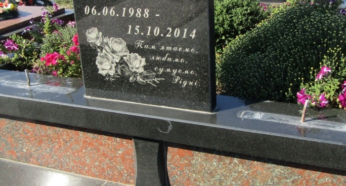 З поховань на кладовищі у Барвінку почали зникати надгробки та гранітні вази