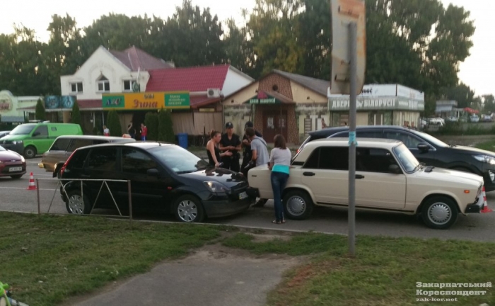 Через неуважність водія в Ужгороді на світлофорі сталась ДТП