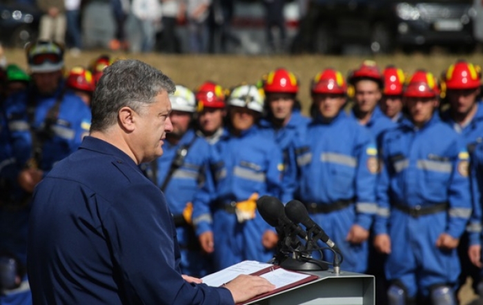Рятувальники отримають нову символіку і високі зарплати – Порошенко
