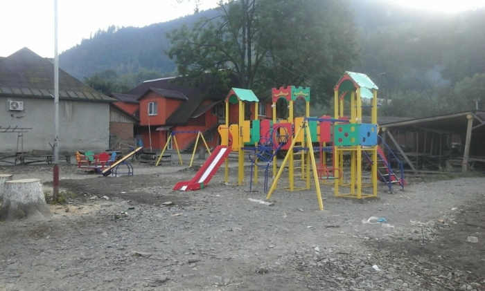 У гірському Лопухові на Тячівщині завдяки підприємцям діти тепер граються, як у столиці 