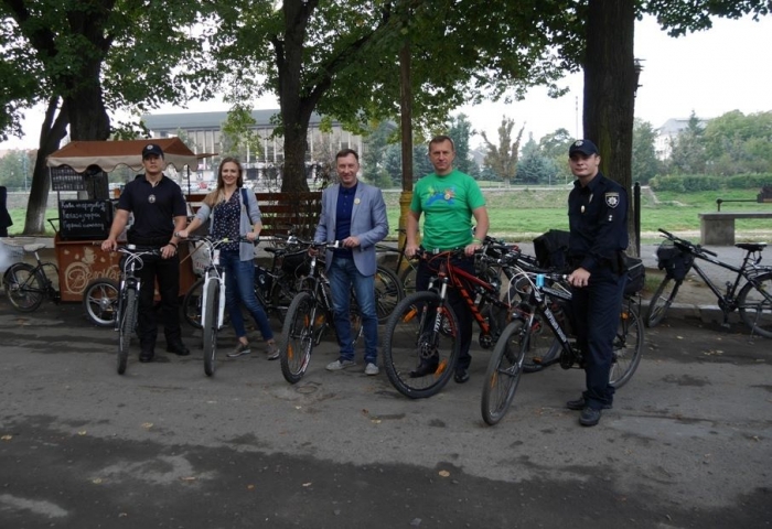 Ужгородських велосипедистів у центрі міста безплатно пригощали кавою