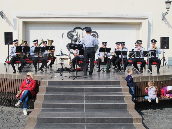 Закарпатські «копи» влаштували концерт у центрі Ужгорода