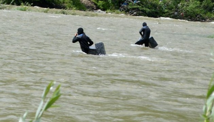 На березі Тиси впіймали трьох мокрих контрабандистів