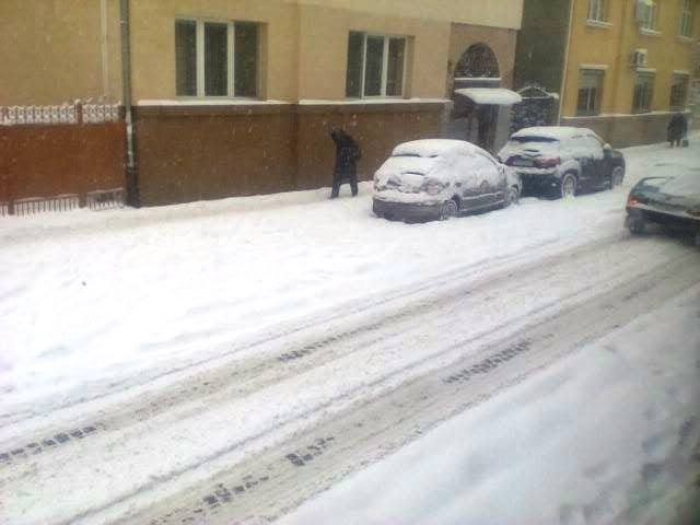 Мукачево майже паралізовано, жителів просять прибрати сніг біля власних будинків