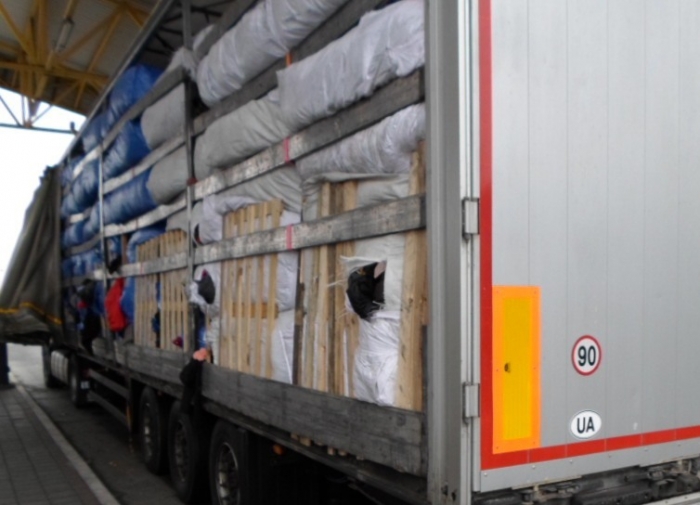 Понад 17 тонн новісінького одягу з Угорщини замаскували під секонд хенд на закарпатському кордоні