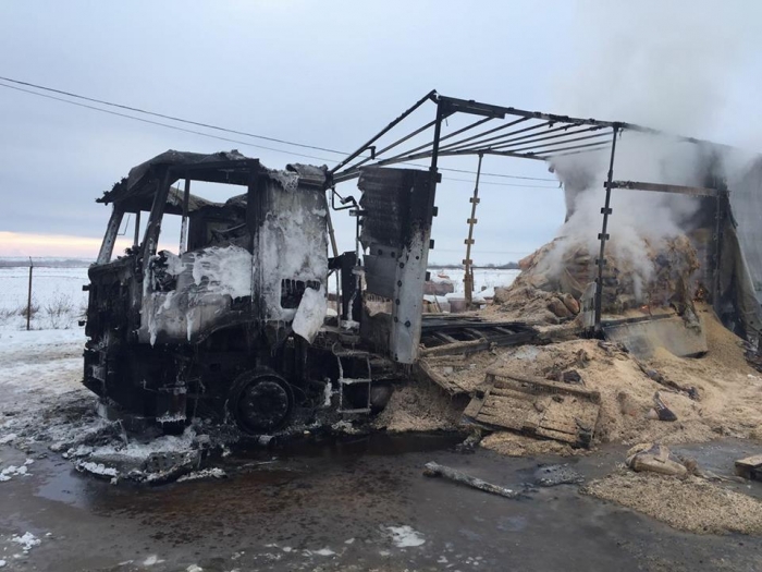 Російська вантажівка на Мукачівщині згоріла вщент