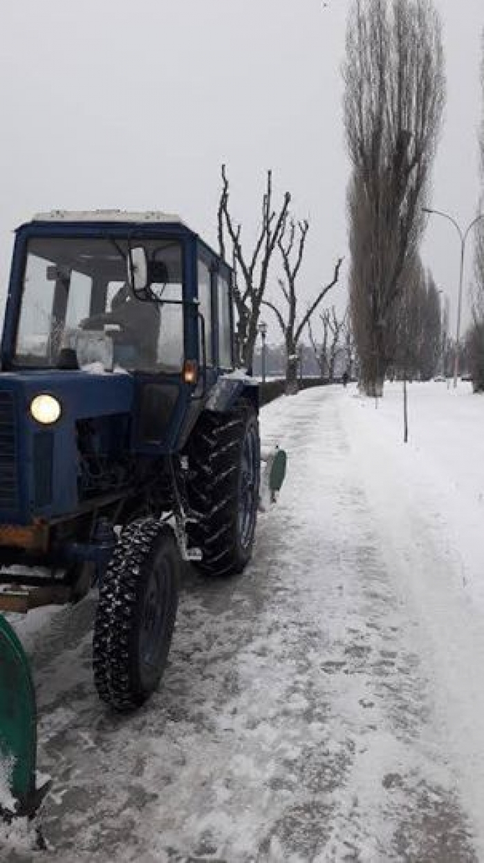 В Ужгороді практично безперестанку розчищають сніг