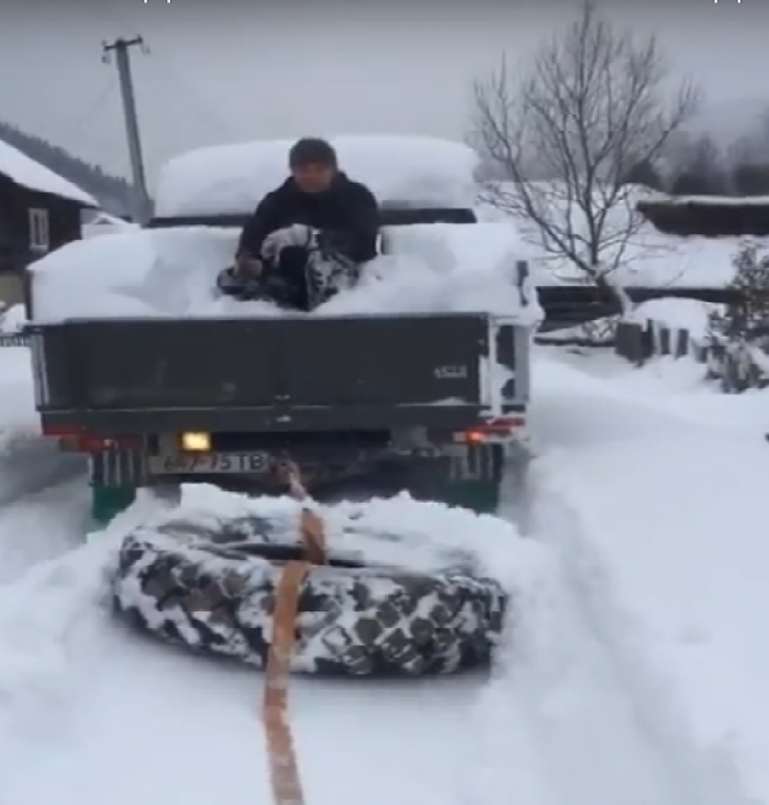 Колочавське ноу-хау: як прибирання снігу перетворити на задоволення 