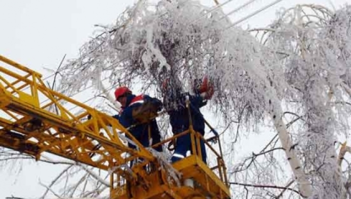 Відновлювати електропостачання після снігового циклону в Закарпатті довелося 300 працівникам