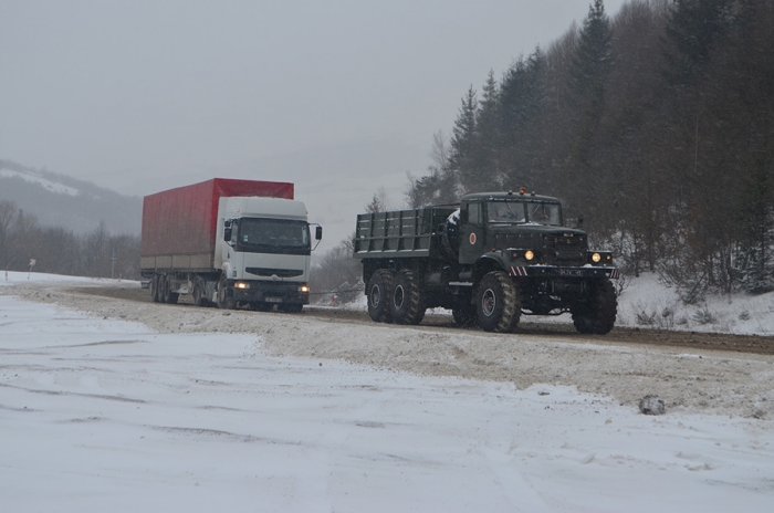 В Закарпатті "надзвичайники" звільнили зі снігових заметів 5 автомобілів та евакуювали 29 людей