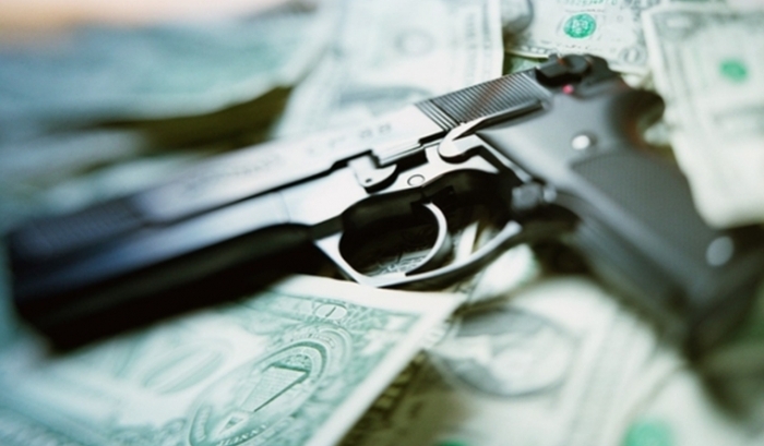На Тячівщині чоловік "вибивав" 1000 доларів, погрожуючи зброєю