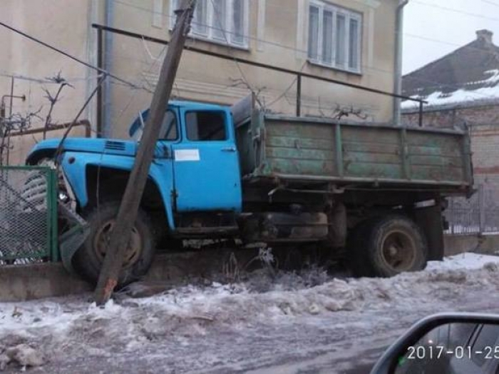 ДТП у Виноградові: вантажівка "заїхала в гості" у приватний двір