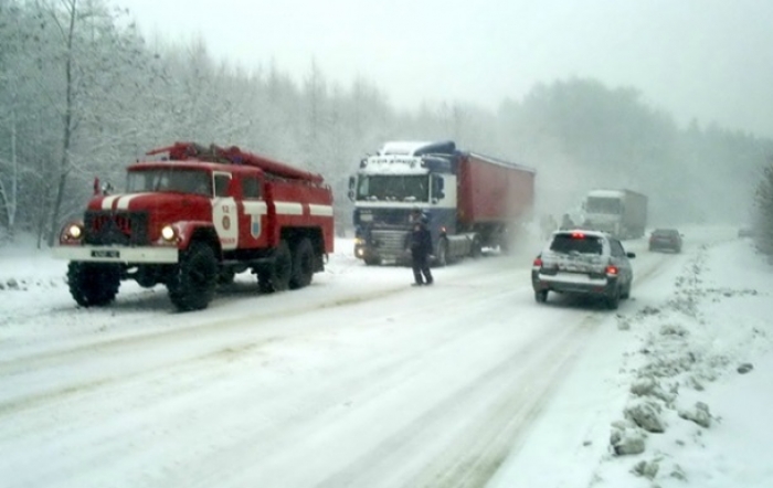 Як визволяли зі снігового полону вантажівки на Закарпатті