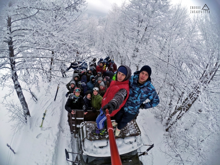Коли заради адреналіну готові на все: на Тячівщині лижників "підіймають" на гори вантажівками