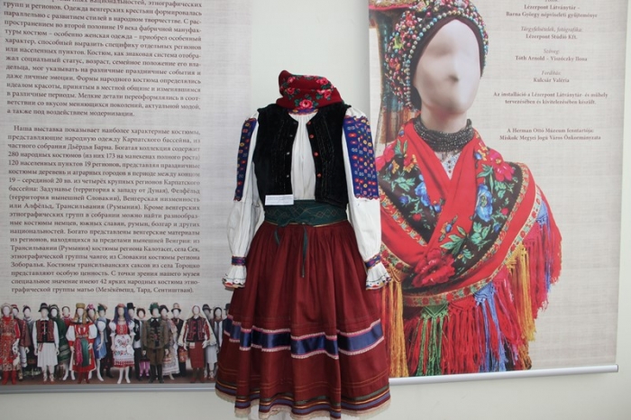 В Ужгороді на виставці “Народні костюми Карпатського басейну” показали експонати яким понад сто років