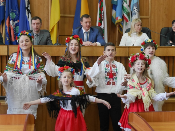 Різдвяна атмосфера: юні колядники завітали до Ужгородської міської ради