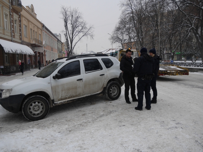 Рейдом на ужгородських "оленів" ходили сьогодні патрульні з журналістами та евакуатором