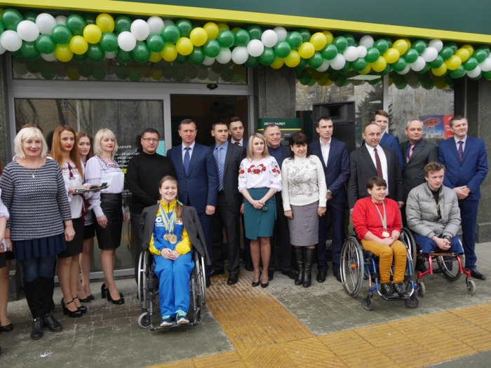 В Ужгороді відкрили сучасне відділення «Ощадбанку» зі зручностями для людей з особливими потребами