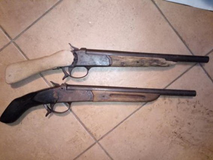 Рушниці, револьвер, ножі та мечі – кримінальна знахідка у будинку іршавчанина