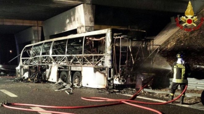 У сусідів Закарпаття жалоба: на півночі Італії потрапив в аварію і згорів автобус, що віз угорських школярів
