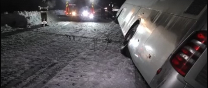 Снігопади у Словаччині ледь не перекинули автобус, який їхав до Ужгорода