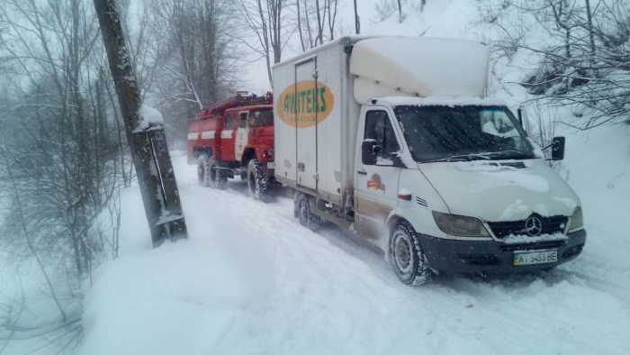 В Закарпатті із снігового полону "визволено" вже 37 автомобілів