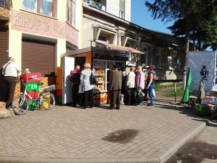 Мукачево забороняє продаж хліба у будках, які гордо іменуються МАФами