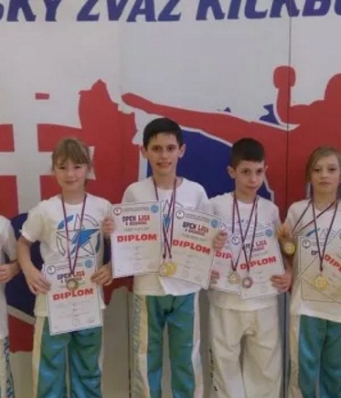 Юні ужгородські кікбоксери привезли зі Словаччини 8 медалей