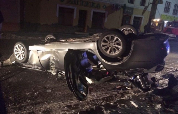 "Новорічна" ДТП в Ужгороді: BMW 5-series зіткнувся з бетонною огорожею