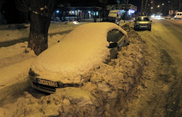 В Ужгороді комунальники побудували водію гараж. Щоправда, зі снігу (ФОТОФАКТ) 