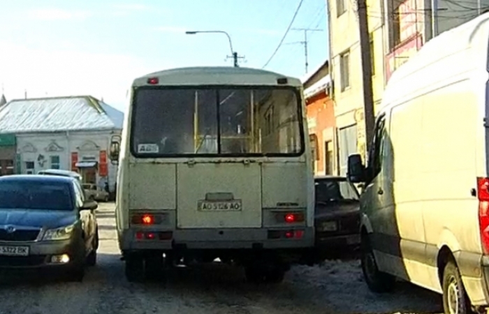 Мукачівському водію автобуса пошкоджені ним автомобілі "по барабану"