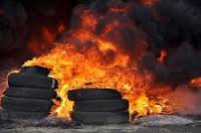 Підпалена автомобільна гума як спосіб позбутися сміття і робота для ужгородських пожежників