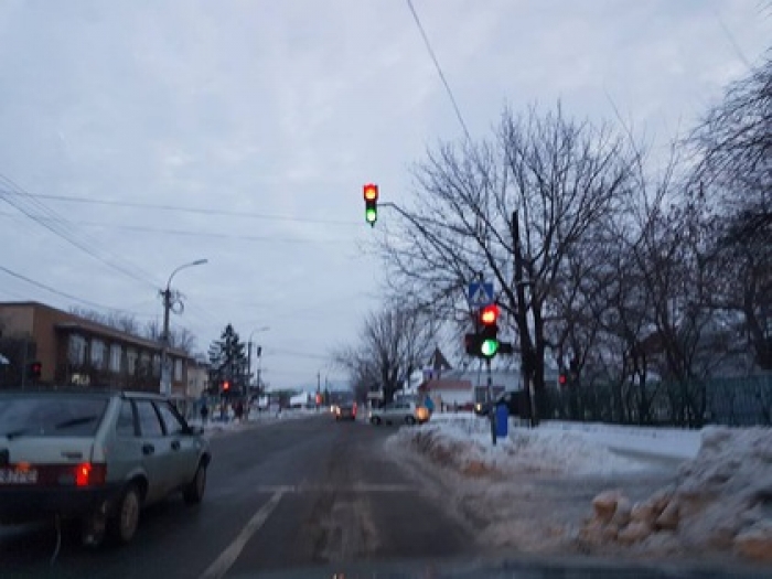 Ужгородські комунальники вже навчили світлофор на Грушевського розрізняти кольори