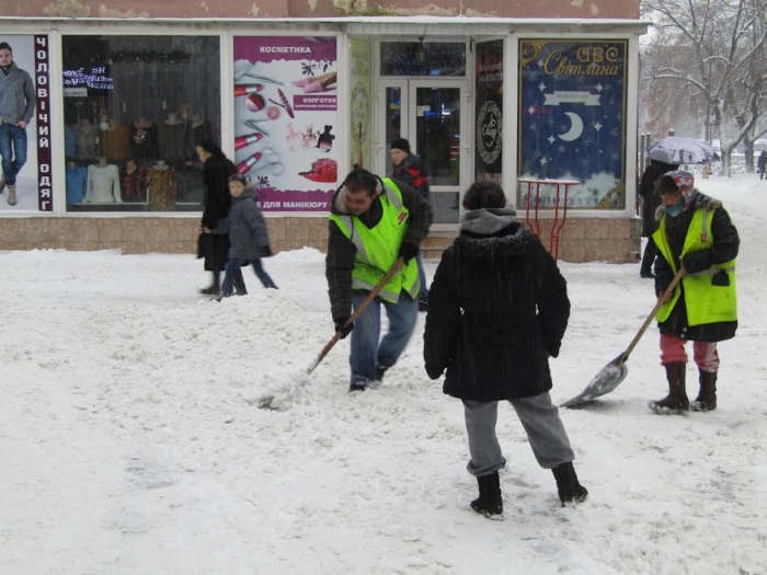В Ужгороді продовжують інтенсивно прибирати сніг
