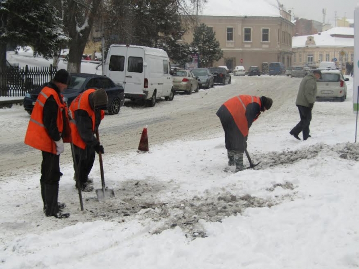 В Ужгороді підготувались до можливого танення снігу - прочистили зливову каналізацію