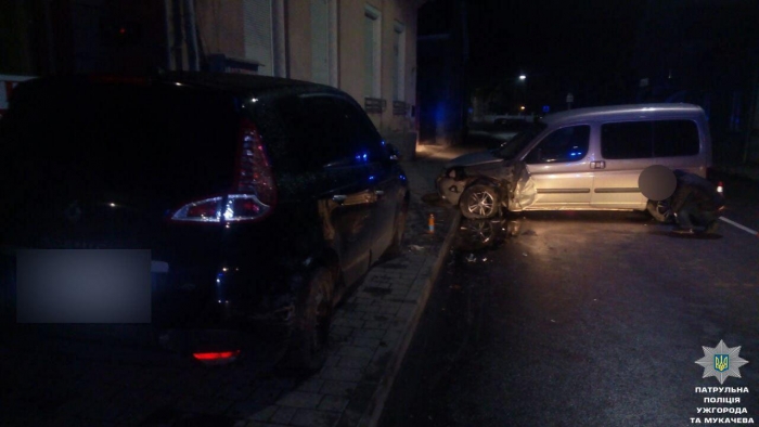 Нічна погоня в Ужгороді: утікач на "Citroеn" зіткнувся з припаркованим автомобілем та дорожнім знаком