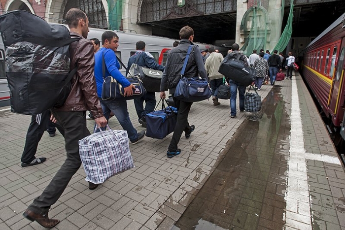 Українці масово виїжджають за кордон на заробітки. Одна із причин - низька заробітна плата